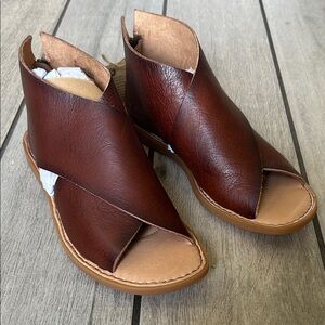 Born Women’s Iwa Brown Leather Sandals